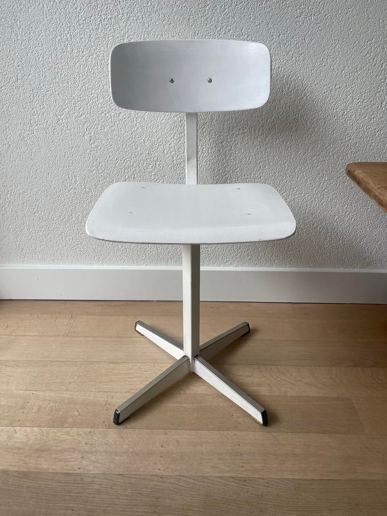 Vintage schoolstoeltje wit houten zitting, metalen kruispoot, Ophalen