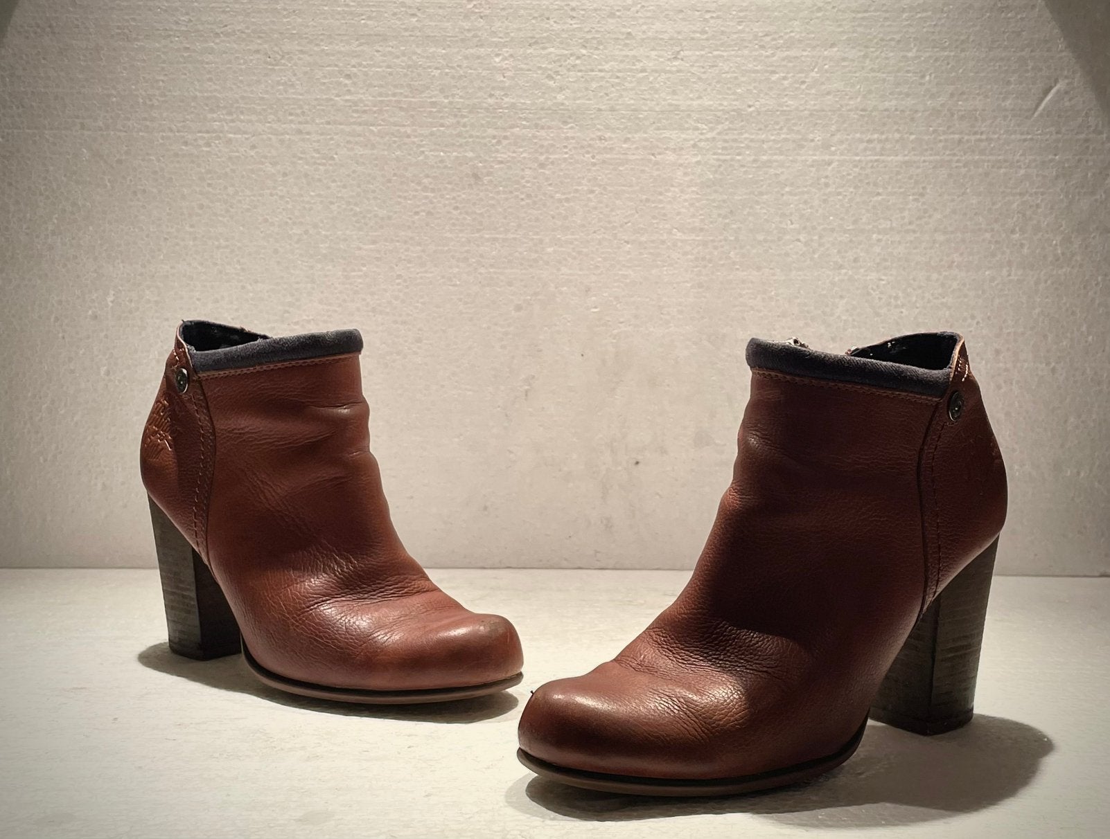 Tommy Hilfiger enkel laarzen met hoge hakken bruin 37, Bruin, Ophalen of Verzenden, Zo goed als nieuw, Schoenen met hoge hakken