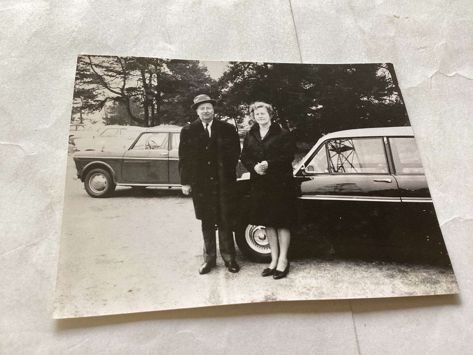 foto van stel met auto's in Holten 7x8 cm, 1960 tot 1980, Gebruikt, Foto, Ophalen of Verzenden