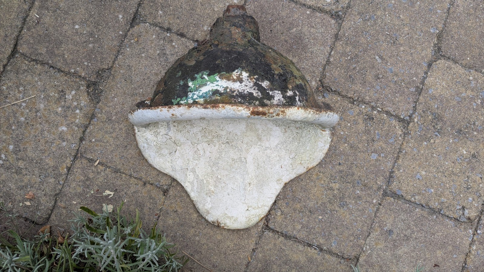 Gietijzeren wand fontein, Ophalen