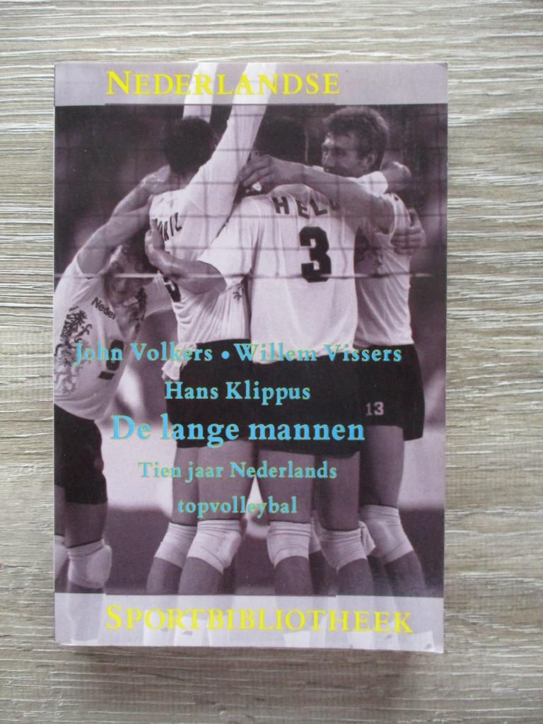 De lange mannen tien jaar Nederlands topvolleybal - John V, Boeken, Ophalen of Verzenden, Gelezen, Watersport en Hengelsport