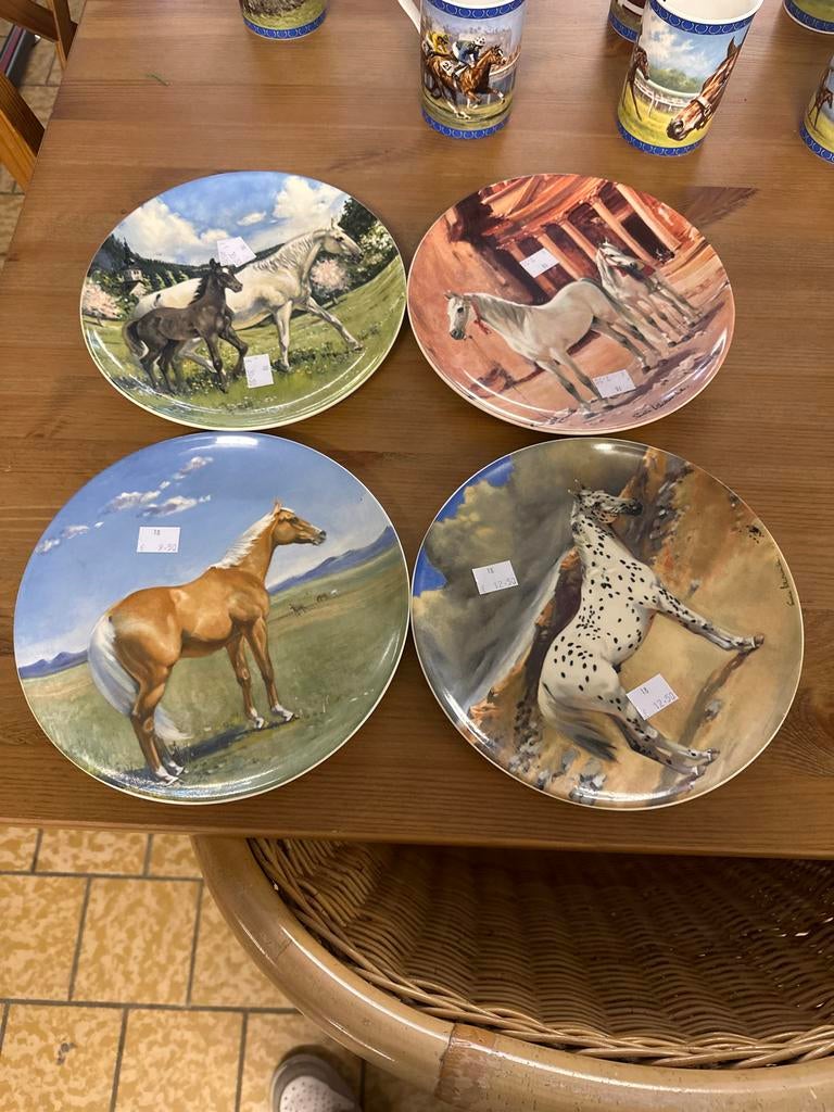 Paardenborden en -mokken - Set van 6 borden en 4 mokken, Ophalen, Zo goed als nieuw, Porselein, Kringloop de markt zeist