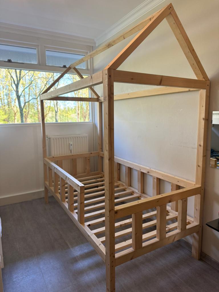Houten huisbed 90x200 cm, zo goed als nieuw en zeer stevig!, Ophalen, 85 tot 100 cm, Zo goed als nieuw, Matras
