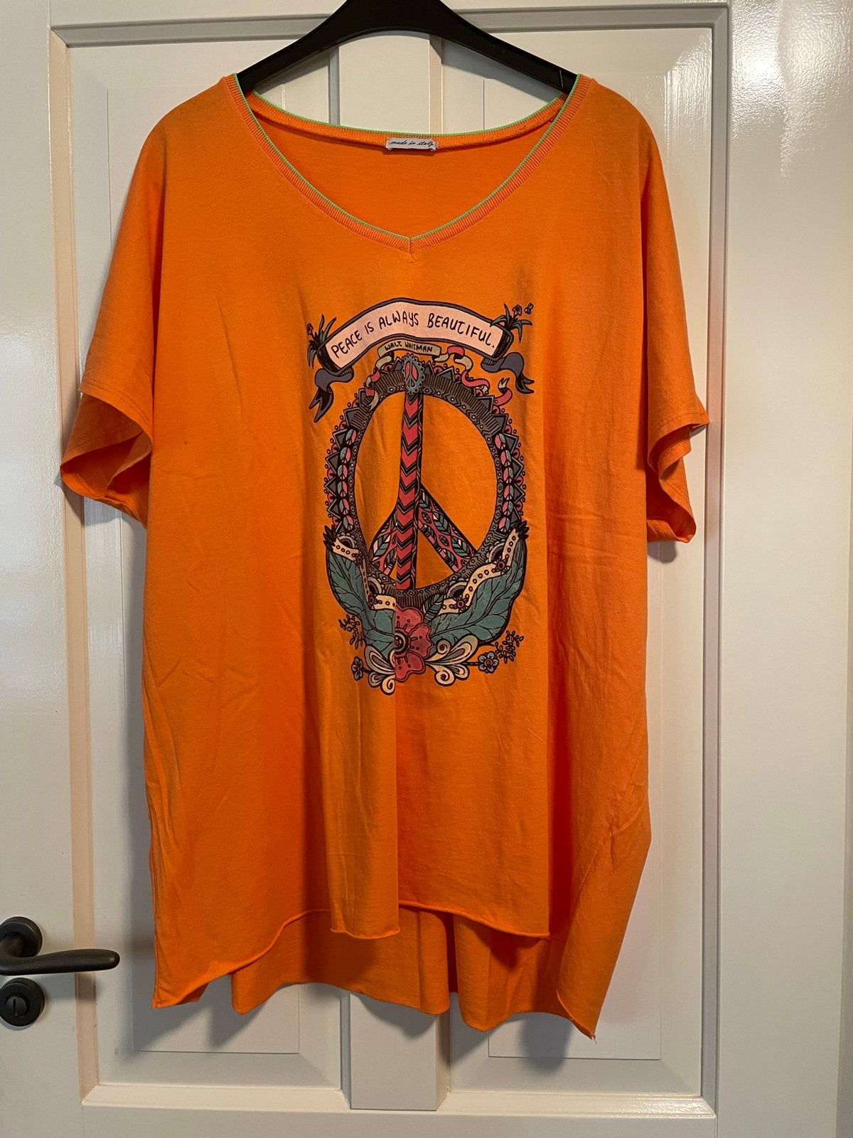 Oranje T-shirt met V-hals en Peace-teken - Maat 52, Ophalen of Verzenden, Zo goed als nieuw, Oranje, Shirt of Top