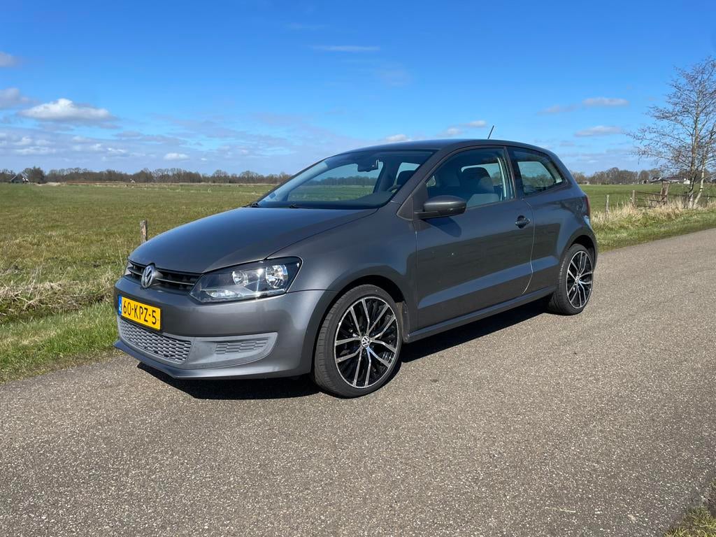 Volkswagen Polo 1.4 63KW AUT 2010 | Cruise Control, Stof, 40 €/maand, Zwart, 4 cilinders