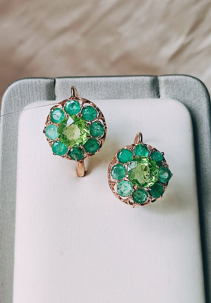 19 eeuw gouden oorbellen met smaragd en peridots, Hangers, Ophalen of Verzenden, Zo goed als nieuw, Met edelsteen