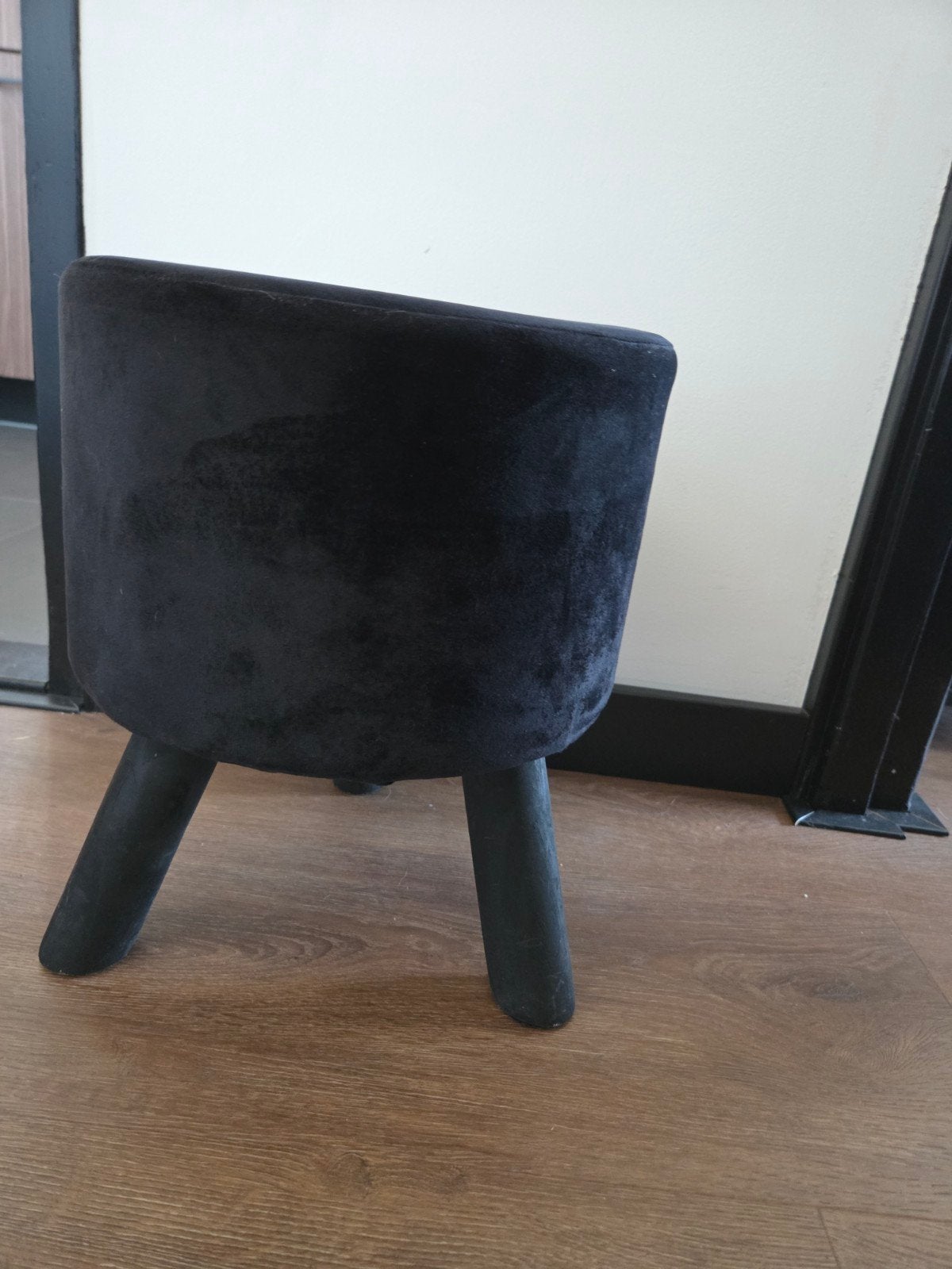 Zwart velvet krukje / poef met houten poten, Ophalen, Zo goed als nieuw, Hout