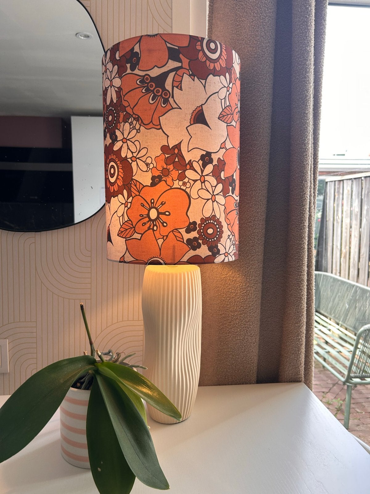 Mooie lamp met bloemenkap en beige voet, Huis en Inrichting, Lampen | Tafellampen, Ophalen, Gebruikt, Overige merken, Meerkleurig