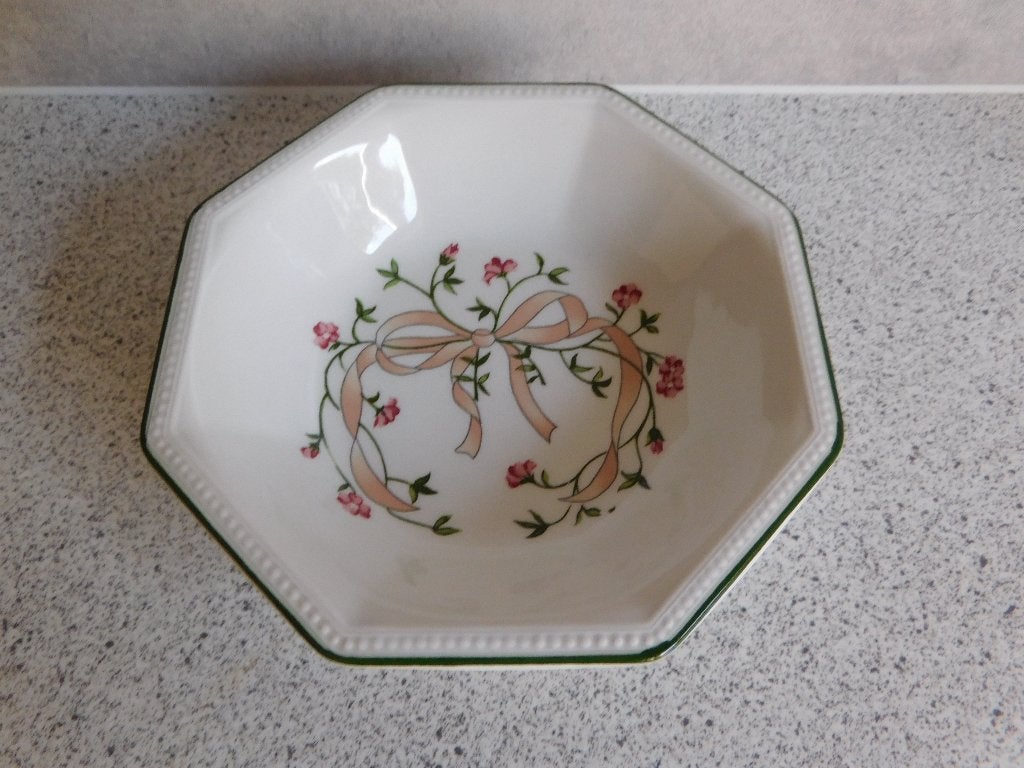 Schaal 13 cm. Eternal Beau Johnson Brothers, Huis en Inrichting, Keuken | Servies, Ophalen of Verzenden, Overige stijlen, Porselein