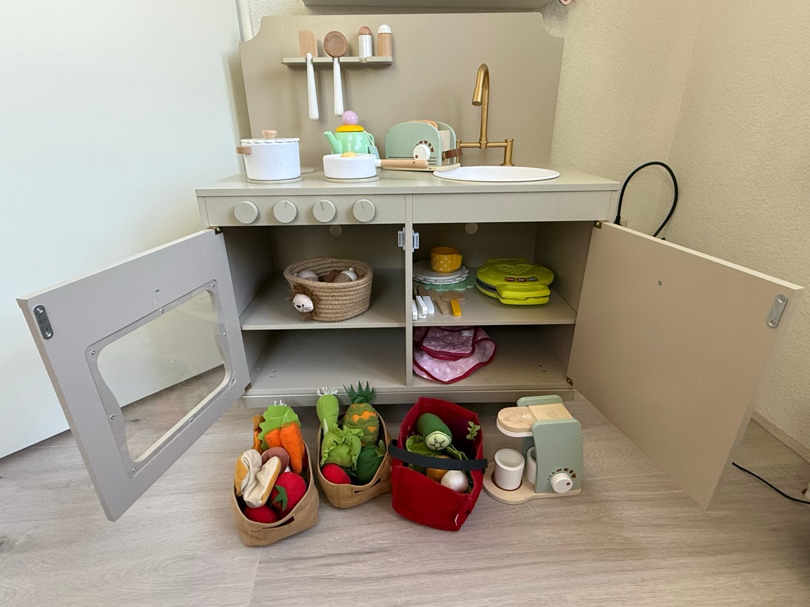 Zeer complete houten speelgoedkeuken met acc. en etenswaren, Kinderen en Baby's, Ophalen, Zo goed als nieuw, Jongen of Meisje