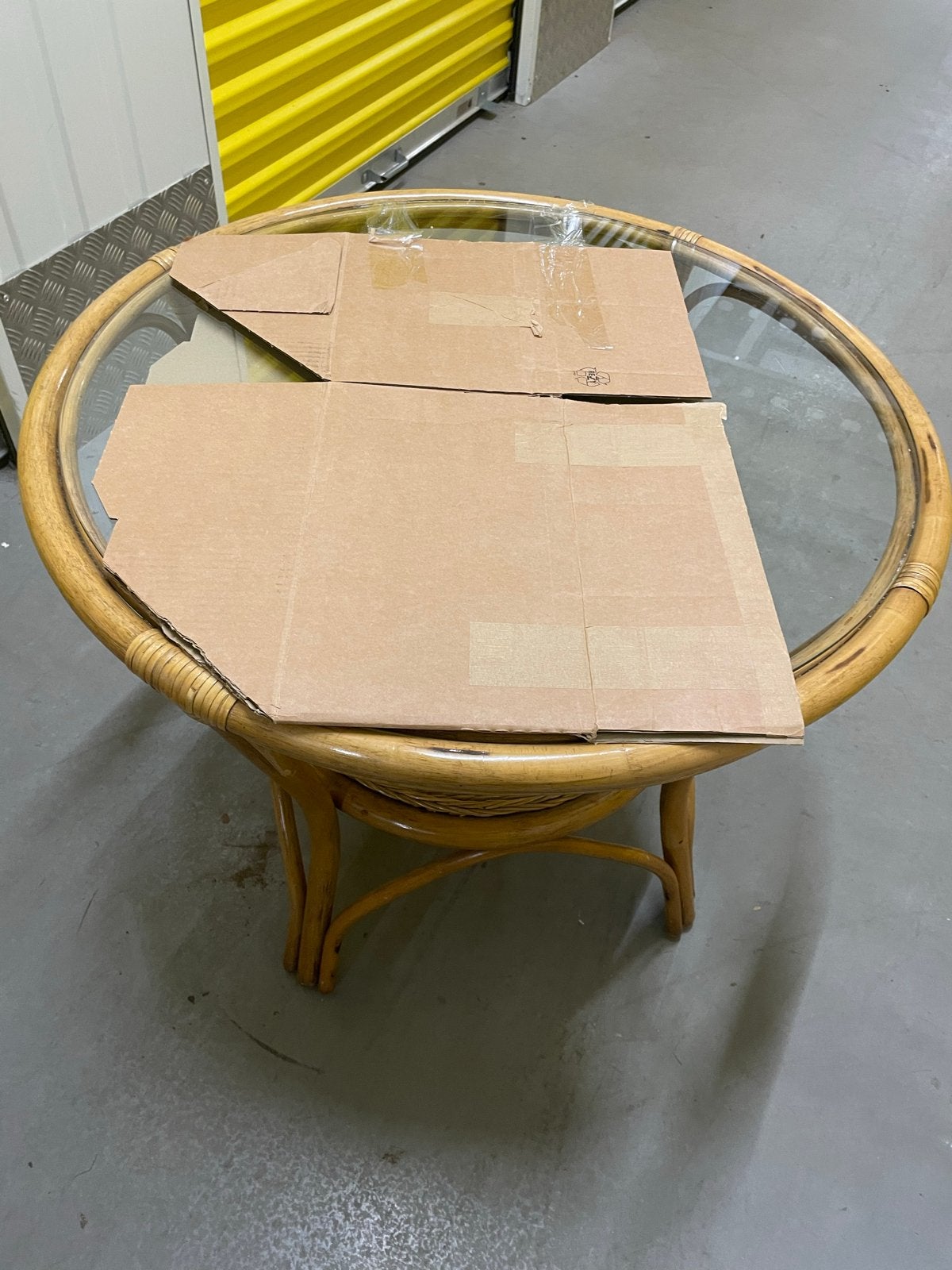 Ronde salontafel met glasplaat en rotan onderstel, Gebruikt, Rond, Glas, Minder dan 50 cm