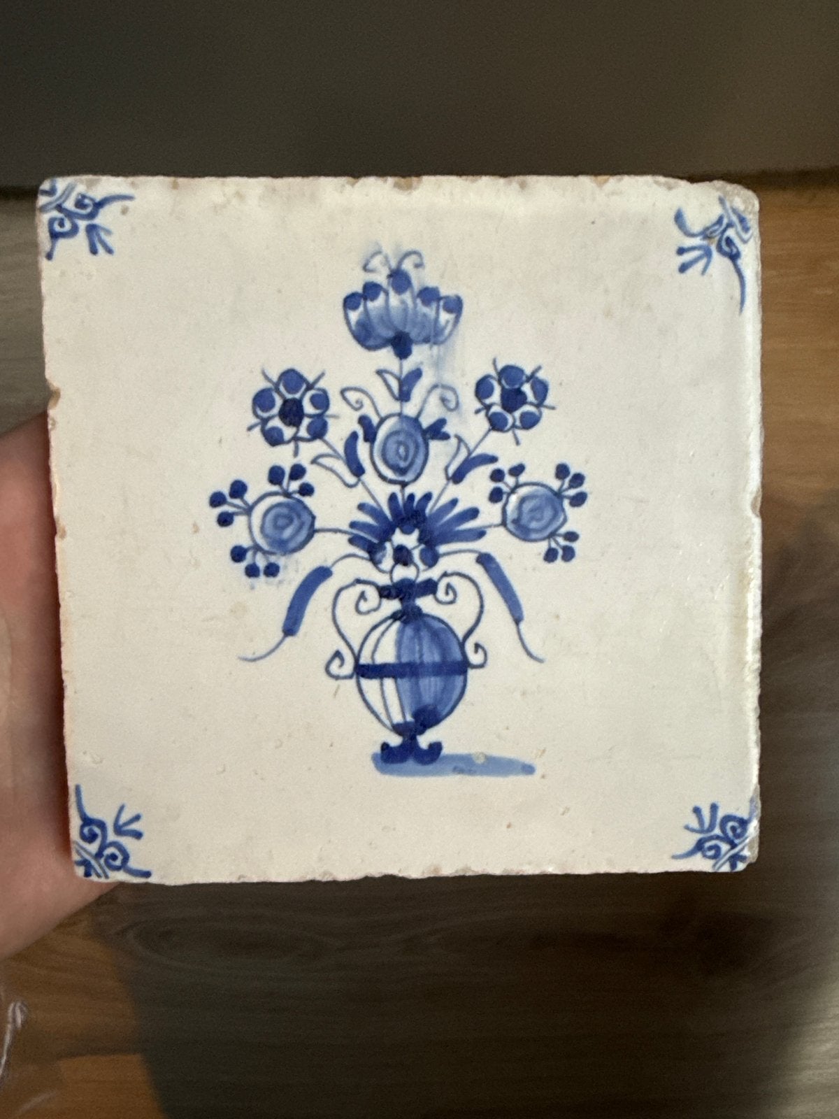 Antieke 17e-eeuwse tegel met bloemenvaas - T212, Ophalen of Verzenden