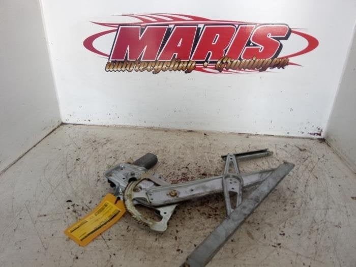 Ruitmechaniek 2Deurs links-voor van een Toyota Yaris, Gebruikt, -, -, Ophalen of Verzenden
