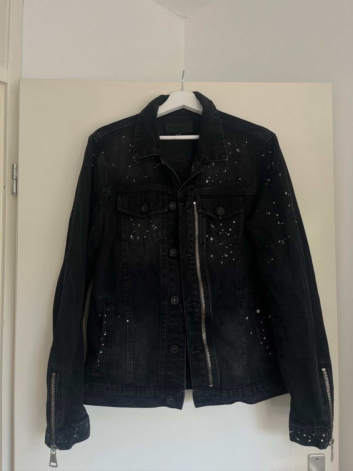 Pure White spijkerjasje zwart met verfspetters, Ophalen of Verzenden, Zo goed als nieuw, Maat 48/50 (M), Zwart