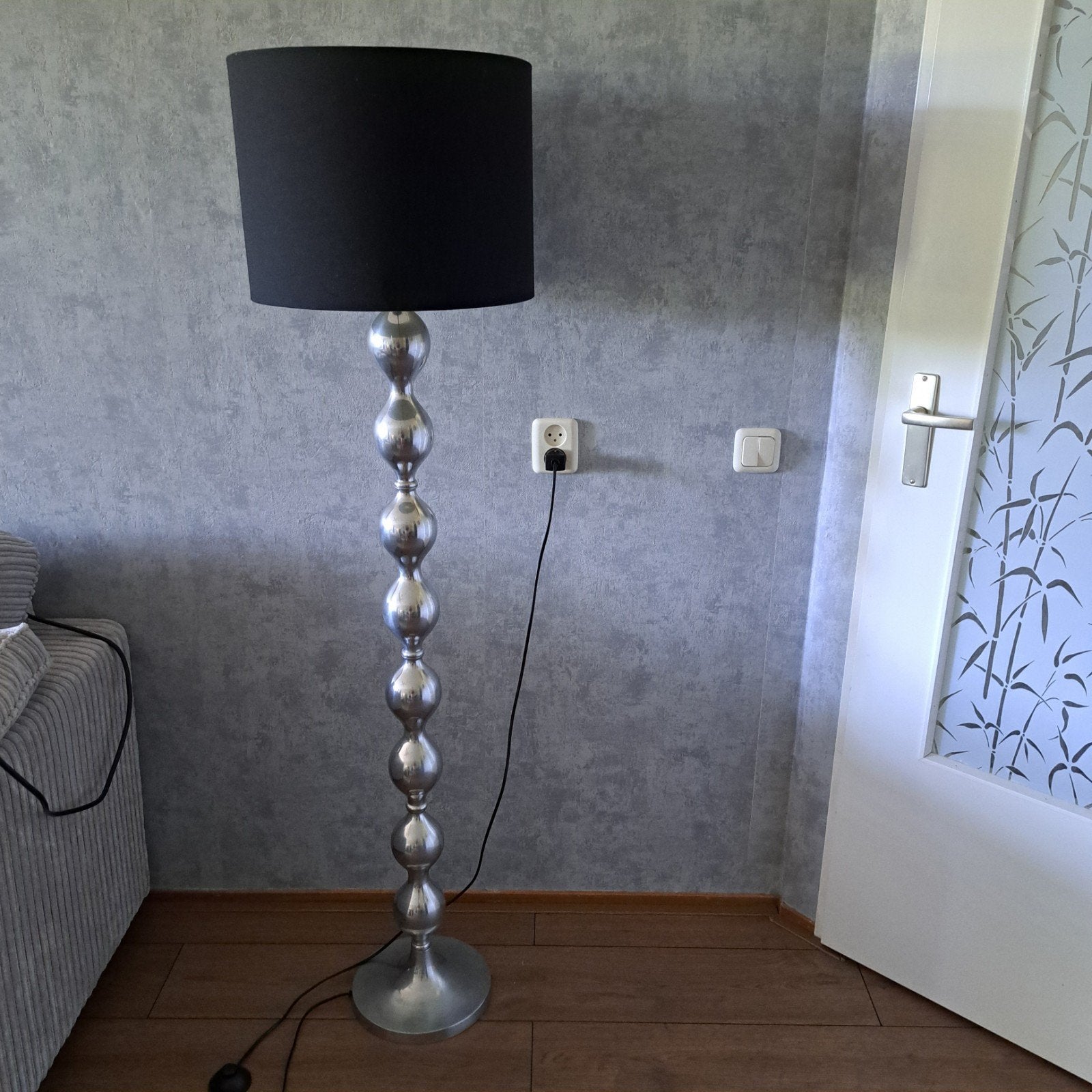 Moderne staande bollen lamp met zwarte kap en zilveren voet, Huis en Inrichting, Lampen | Vloerlampen, Ophalen of Verzenden, Modern