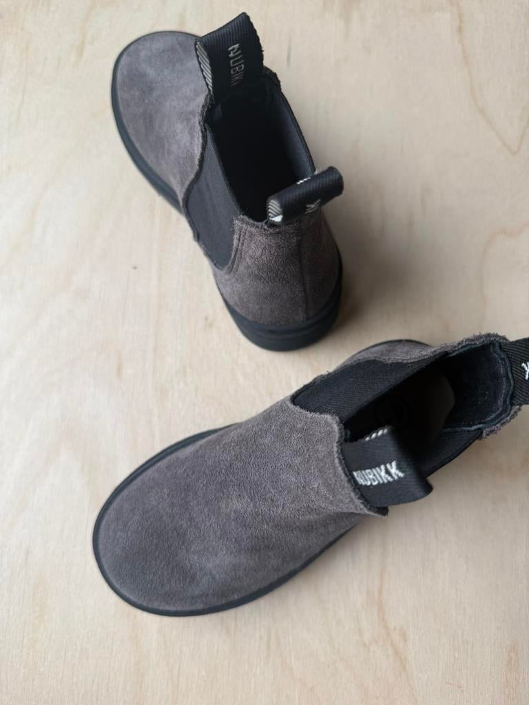 NIEUWE grijze Chelsea boots suede 26 Nubikk, Jongen of Meisje, Schoenen, Nieuw, Ophalen of Verzenden