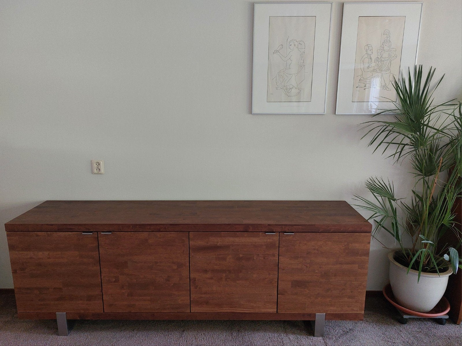 Notenhouten dressoir met 4 deuren en metalen poten, Huis en Inrichting, Kasten | Dressoirs, Met deur(en), Zo goed als nieuw, 200 cm of meer