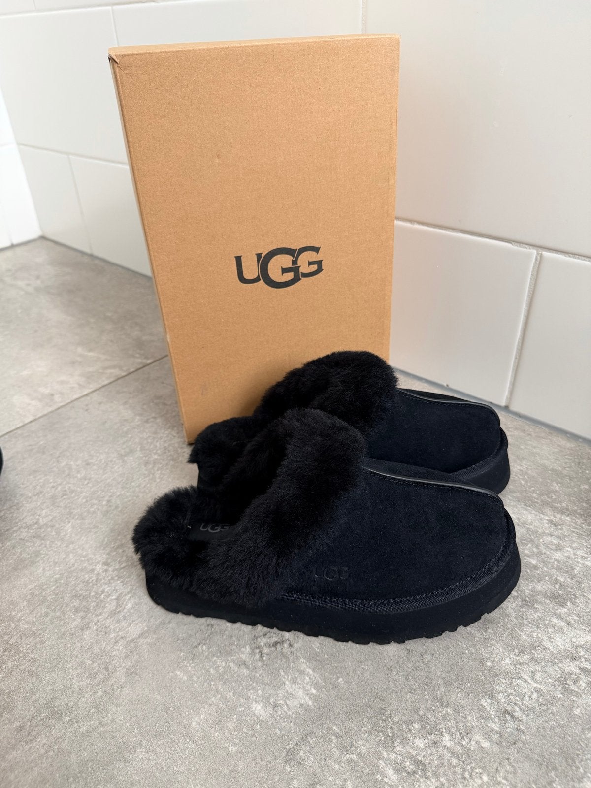 UGG Disquette pantoffels - Zwart | maat 39 | NIEUW, Zwart, Nieuw, Ophalen of Verzenden, Pantoffels of Sloffen