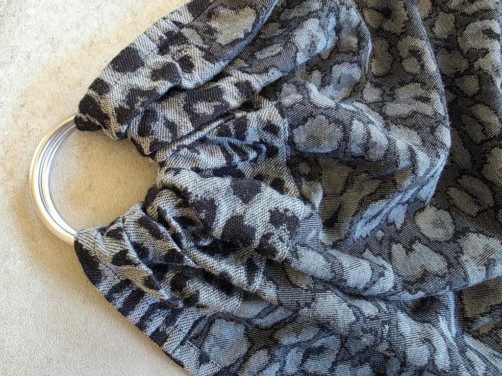 Artipoppe draagdoek met luipaardprint, Ophalen of Verzenden, Zo goed als nieuw, Draagdoek, Overige merken