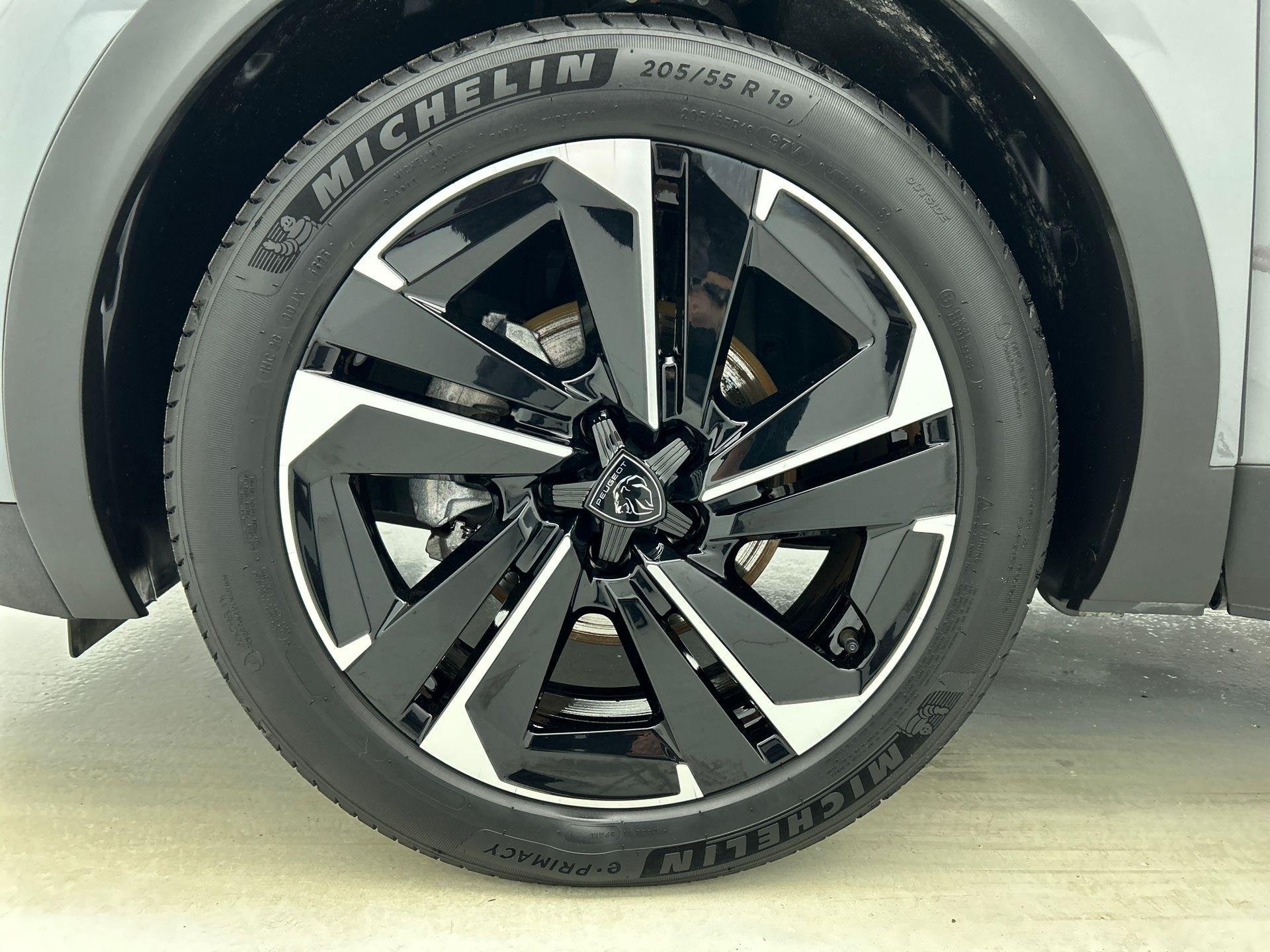 Peugeot 408 1.2 PureTech Allure Pack 130pk Automaat Comfort, Auto's, Gebruikt, 1199 cc, Leder en Stof, Lane Keeping Assist