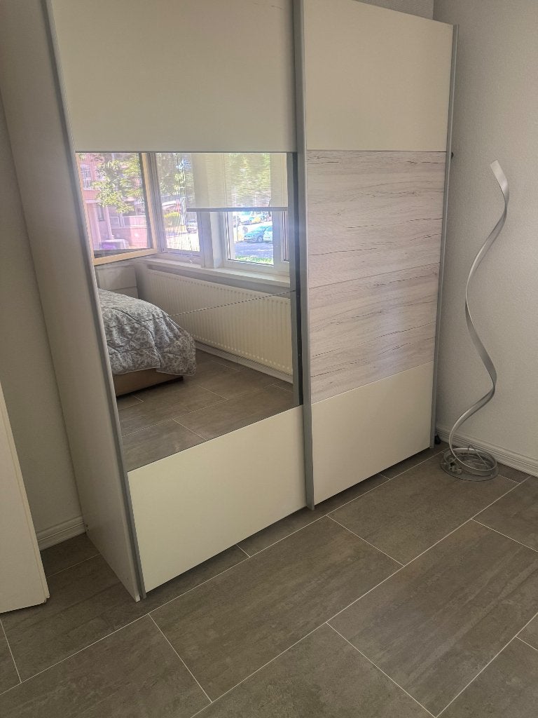 Kledingkast met spiegel en schuifdeuren, Huis en Inrichting, Kasten | Kledingkasten, Ophalen, Overige materialen, 100 tot 150 cm