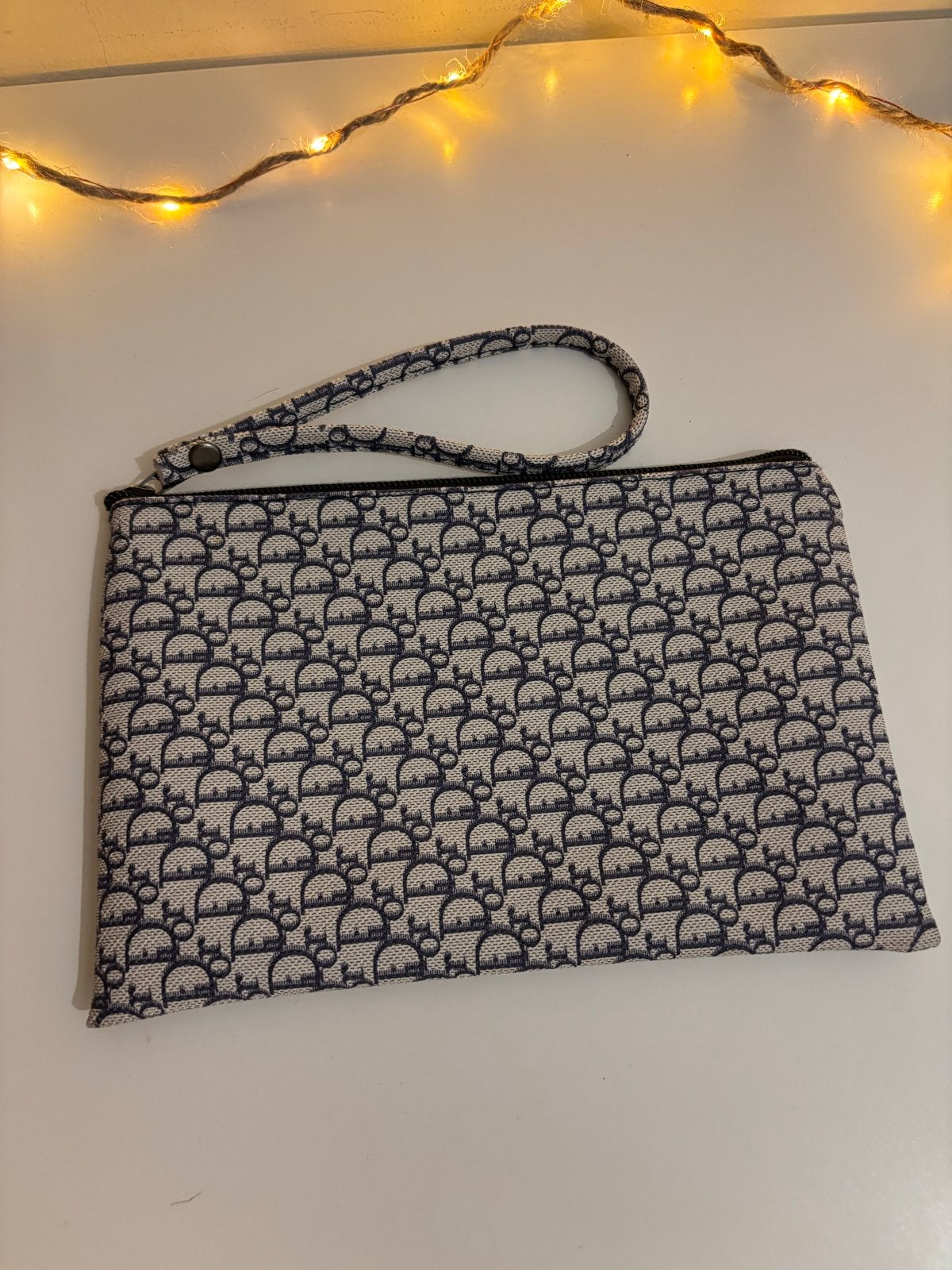 Dior-achtige Clutch Tasje met Polsbandje, 20 tot 30 cm, Blauw, Minder dan 40 cm, Minder dan 35 cm