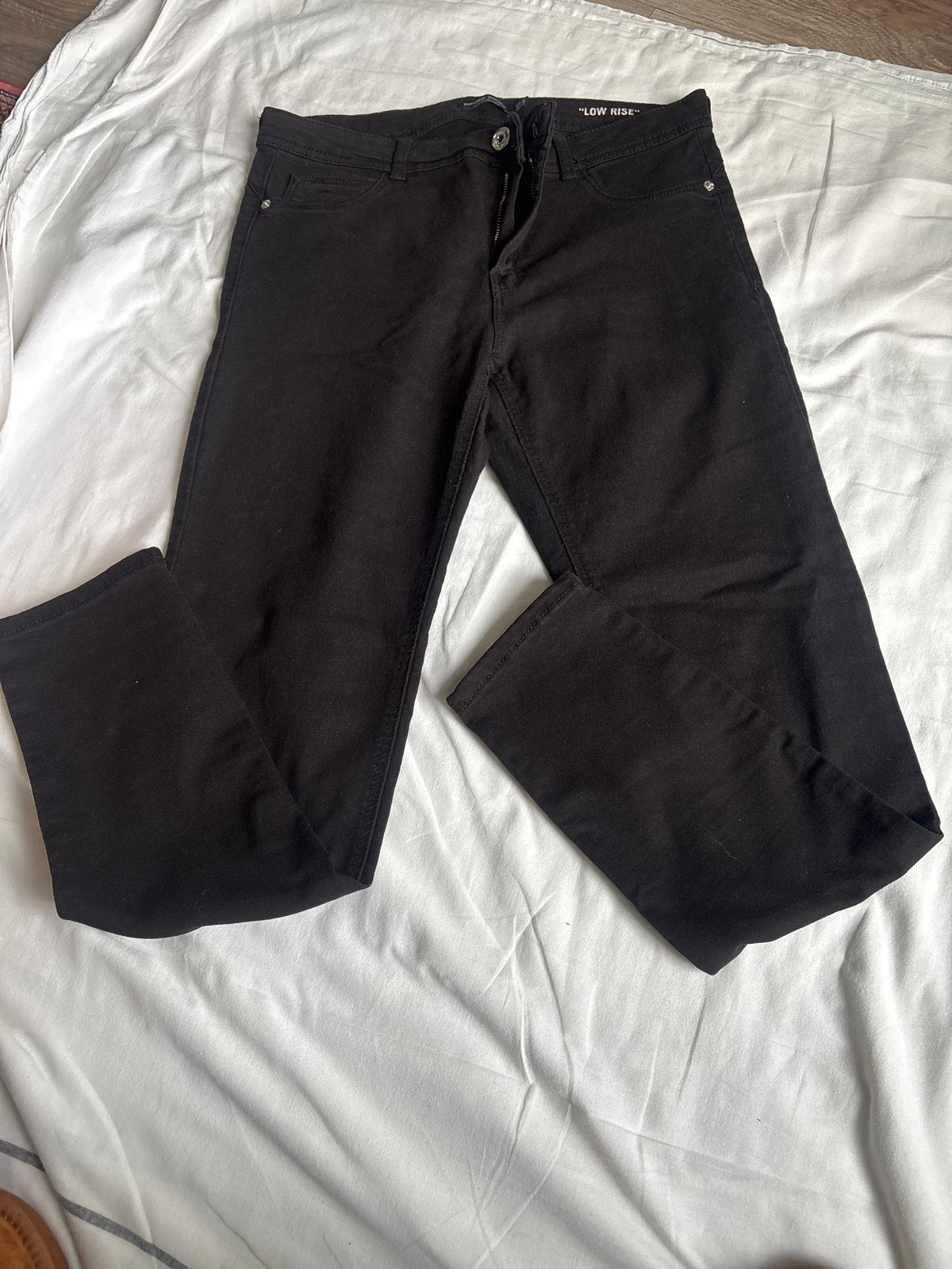 Zwarte low rise jeans maat 42 Bershka, Ophalen of Verzenden, Gedragen, Zwart, W28 - W29 (confectie 36)