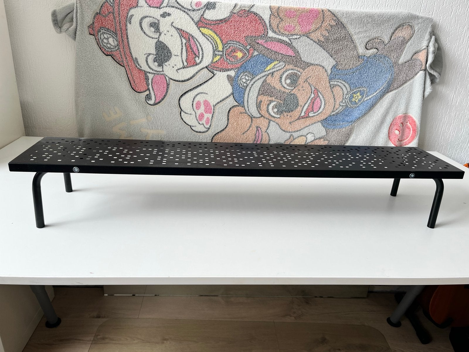 Zwart geperforeerd metalen monitorstandaard ikea, Ophalen, Gebruikt