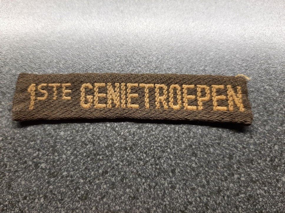 1 ste  Genietroepen   -  straatnaam/ schouder titel.  KL, Ophalen of Verzenden, Landmacht, Nederland, Embleem of Badge