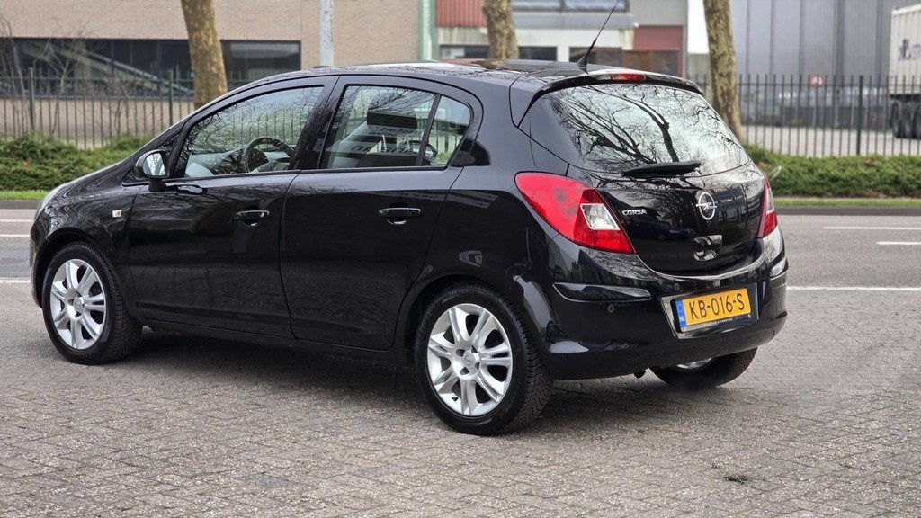 Opel Corsa 1.4-16V Sport uitvoering in nette staat, Voorwielaandrijving, Gebruikt, Zwart, 4 cilinders