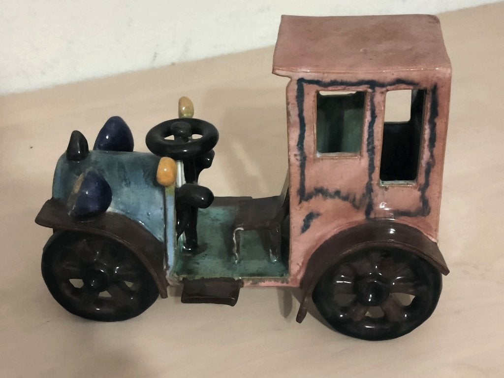 Antieke auto van keramiek uit Portugal Gesigneerd, Ophalen of Verzenden, Zo goed als nieuw, Steen/keramiek