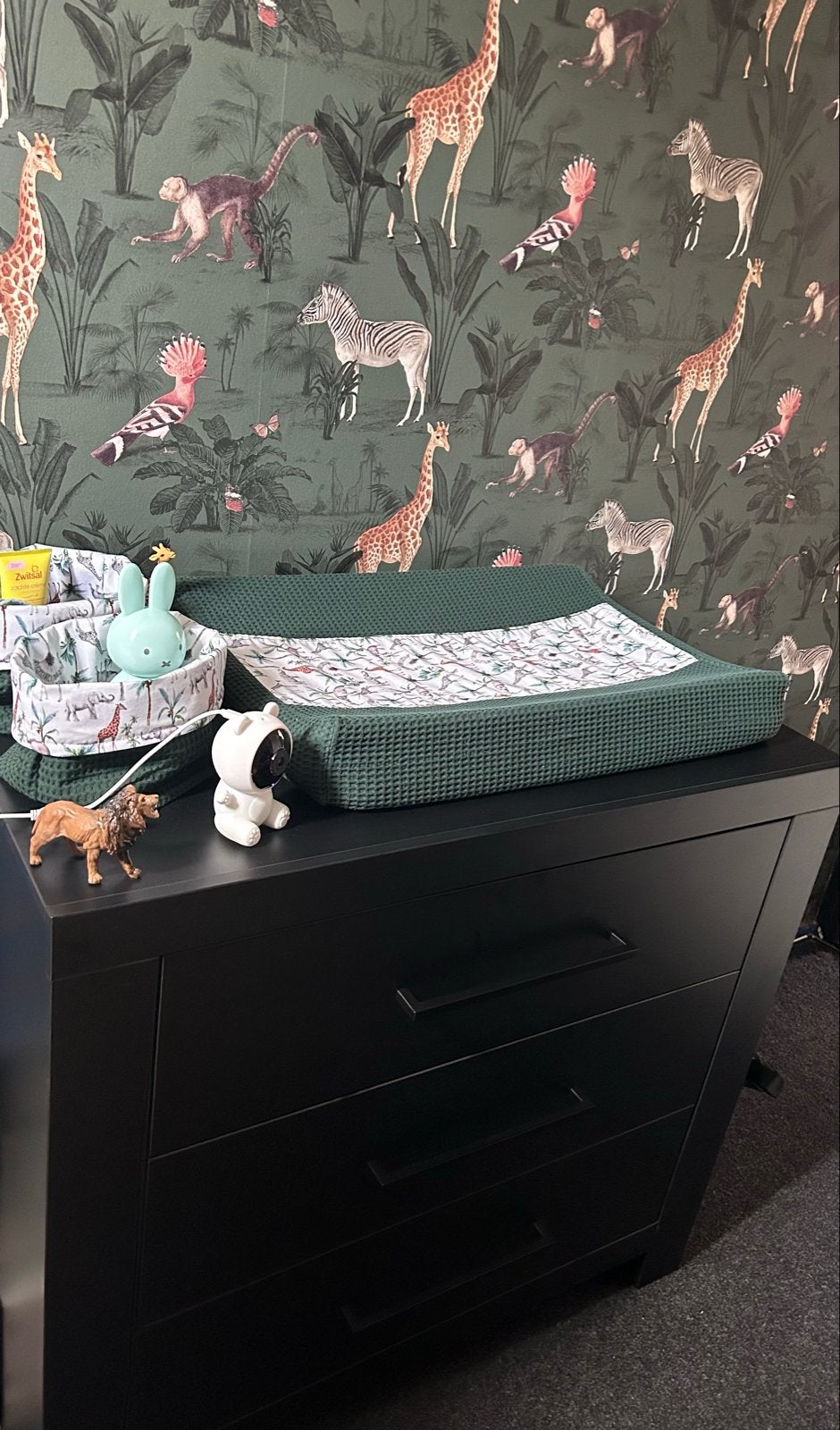Mat zwarte ledikant + matras en commode, Ophalen, Gebruikt, Lattenbodem, Minder dan 140 cm