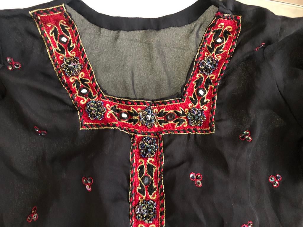 Bollywood Salwar Kameez - Zwart met Rood Borduurwerk, Kleding | Dames, Ophalen of Verzenden, Gedragen
