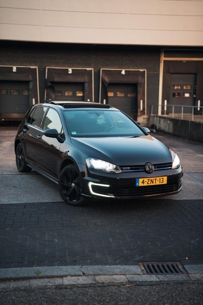 Volkswagen Golf 7 GTE 204pk |Pano|CarPlay|Trekhaak| NL-auto, 4 cilinders, Zwart, 1395 cc, 1499 kg