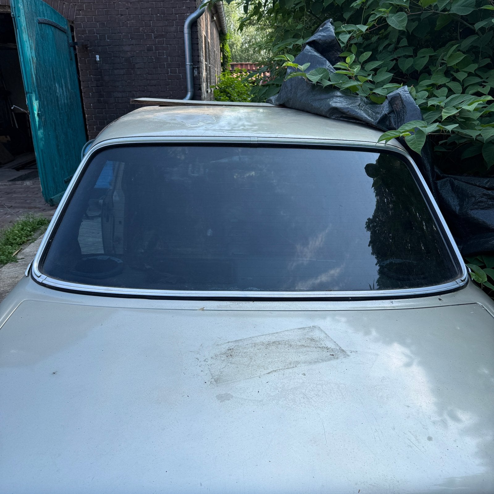 Mercedes w123 sedan achterruit met aluminium sierlijst, Ophalen