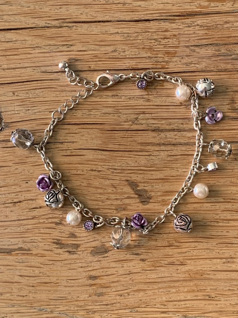 Armbandje zilverkleurig met bedeltjes, Overige materialen, Ophalen of Verzenden, Zo goed als nieuw, Met bedels of kralen