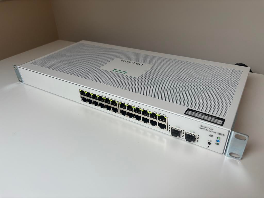 Aruba Instant On 1830 24-poorts Gigabit managed switch, Computers en Software, Netwerk switches, Ophalen of Verzenden, Zo goed als nieuw