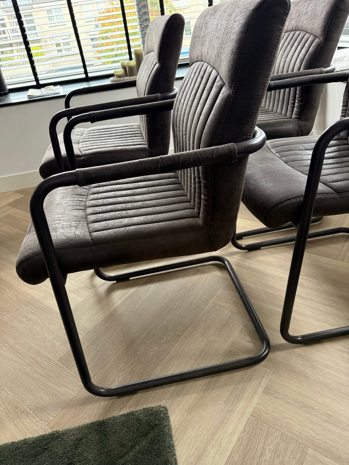 Set van 4 donkerbruine industriële eetkamerstoelen, Bruin, Ophalen of Verzenden, Zo goed als nieuw, Vier