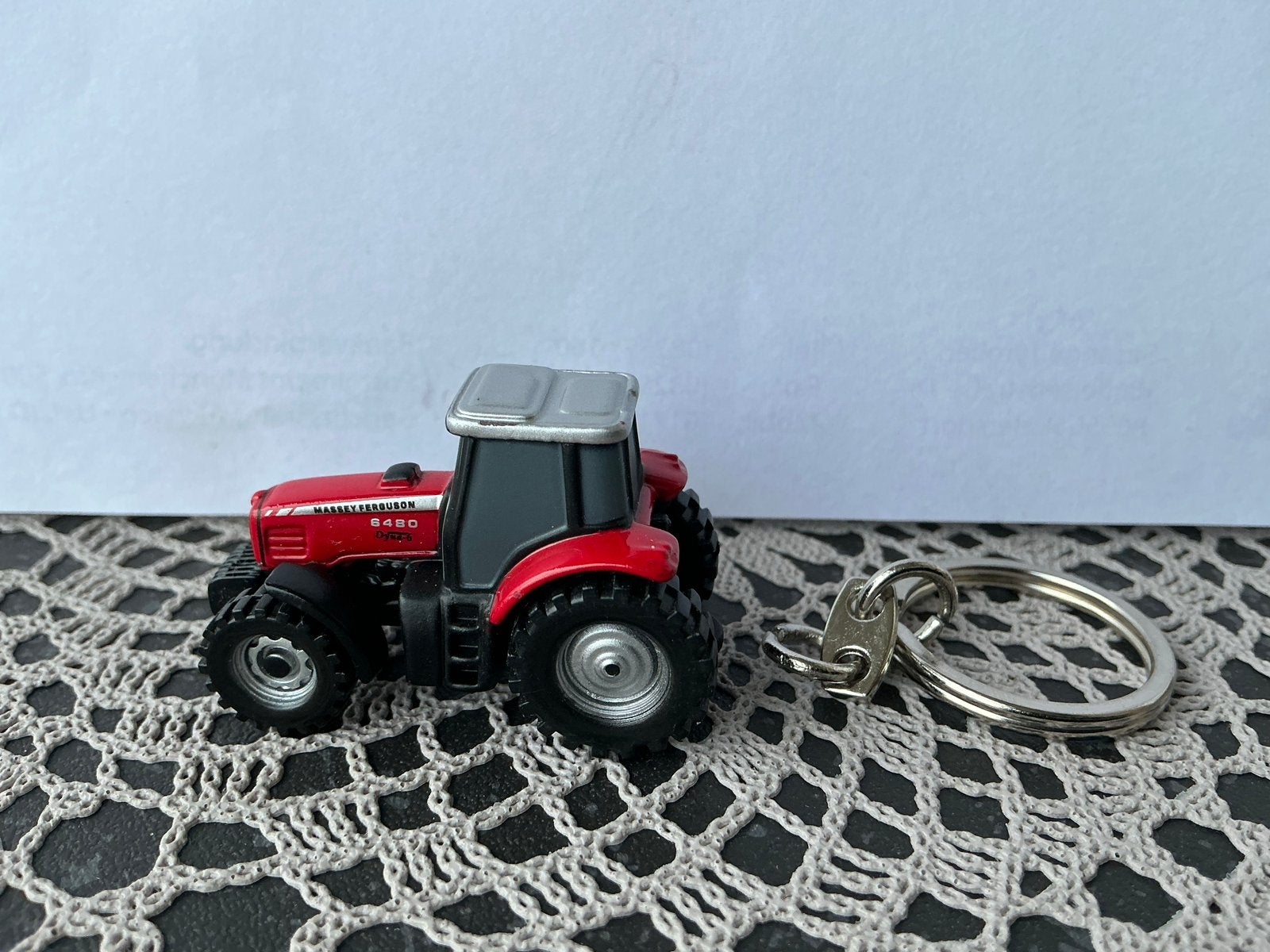 Univeral Hobbies Massey Ferguson Tractor Sleutelhanger, Verzenden, Nieuw, Auto's
