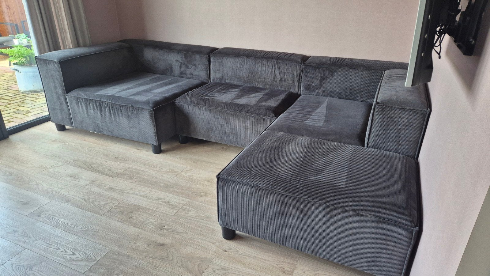 Comfortabele donkergrijze hoekbank met ribstof, Huis en Inrichting, Gebruikt, 125 tot 150 cm, Hoekbank, 300 cm of meer