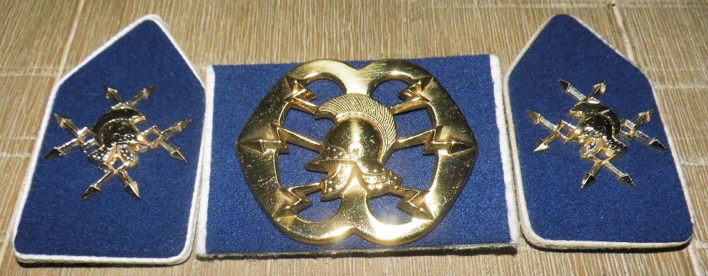 Baret embleem en Kraagstukken Verbindingstroepen, Verzamelen, Verzenden, Landmacht, Nederland, Embleem of Badge