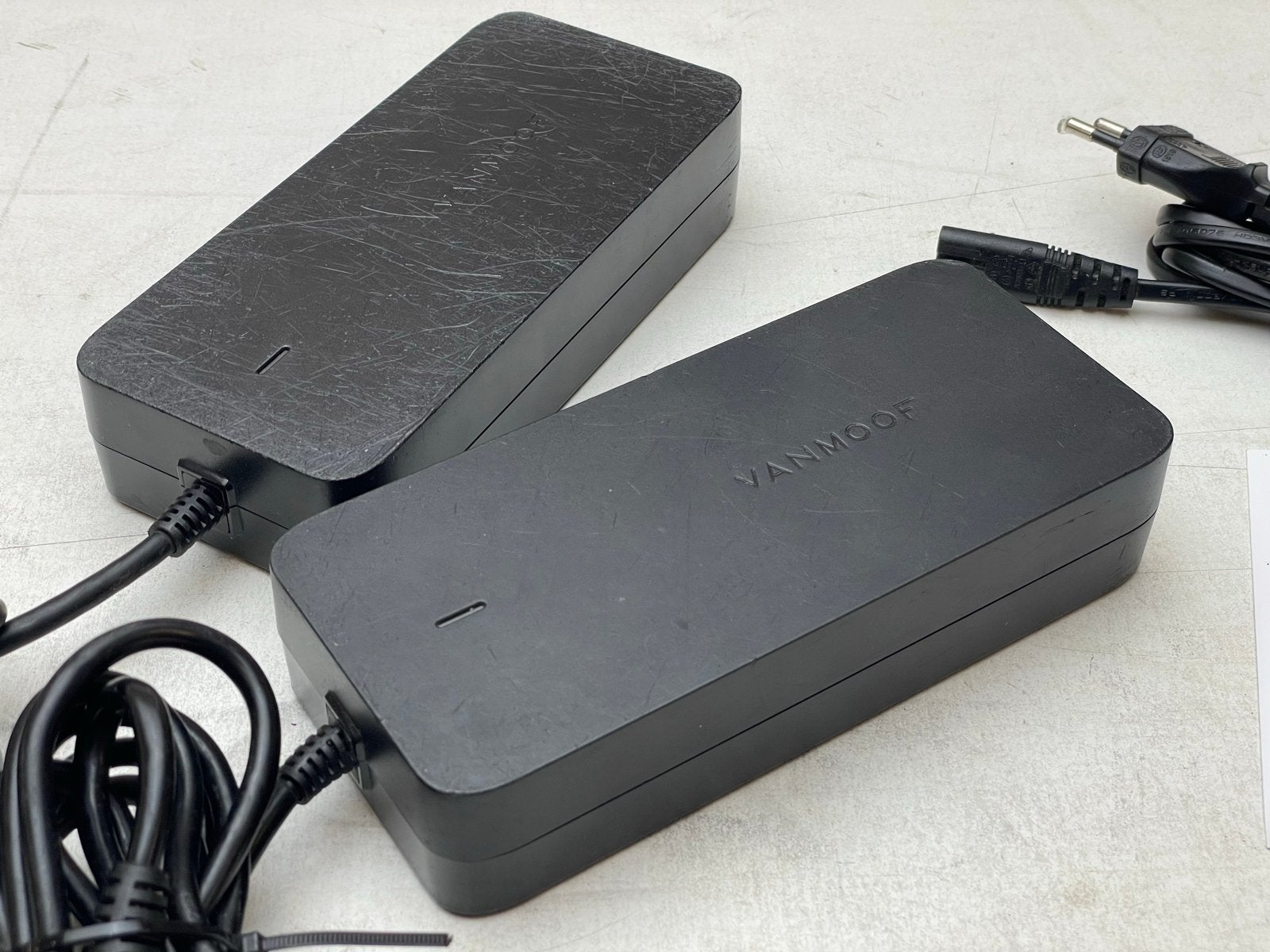 Foto 7 van 2x VanMoof Electrified S3 & X3 Li-ion Batterij Opladers