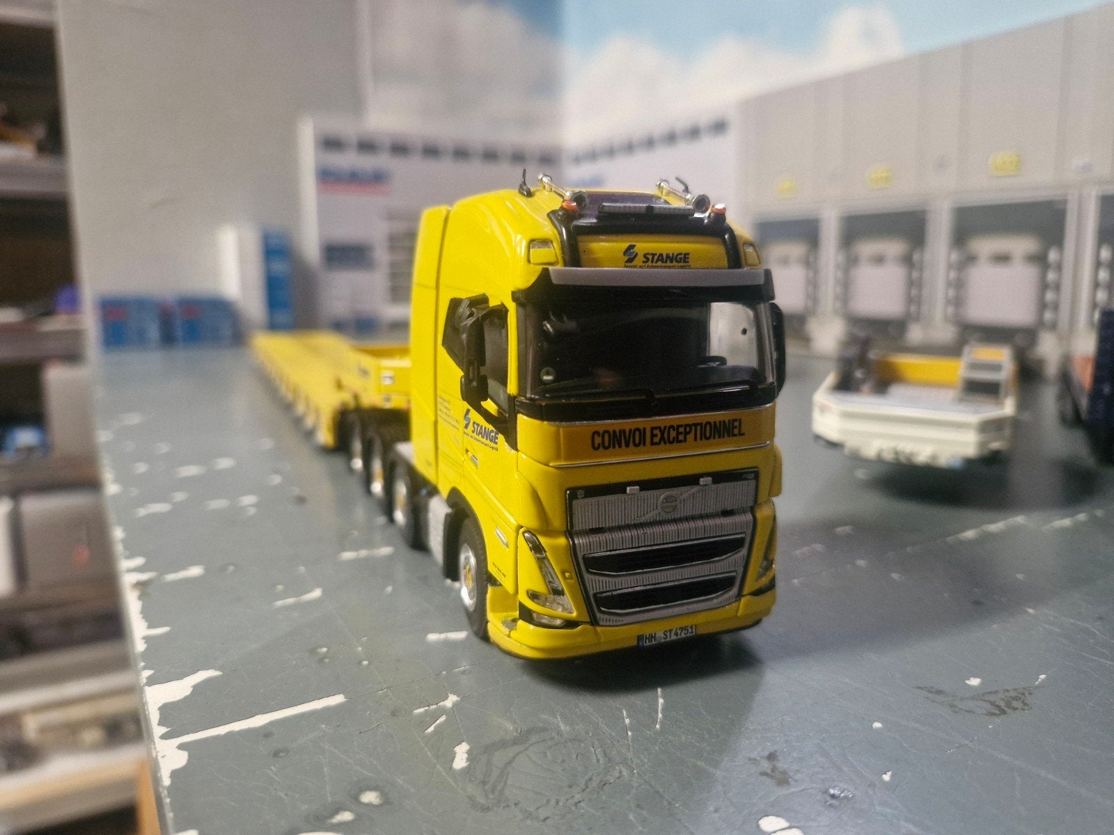 Zwaartansport transport volvo FH met 7x3 bed wsi, Hobby en Vrije tijd, Modelauto's | 1:50, Ophalen of Verzenden, Zo goed als nieuw