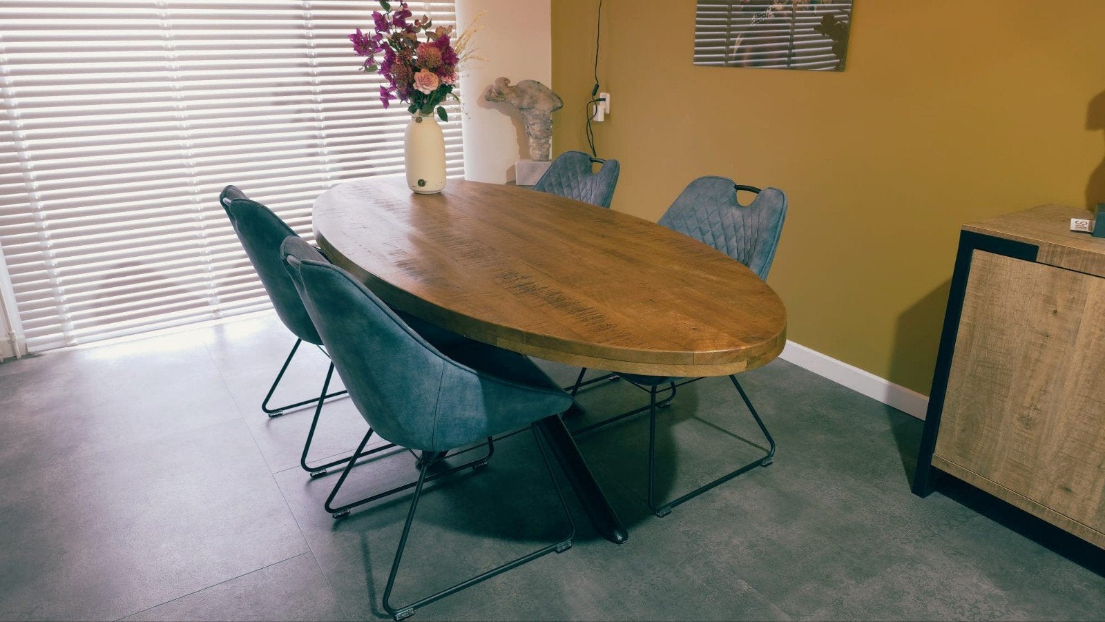 Eetkamerset mangohout met vier stoelen, Huis en Inrichting, Ophalen of Verzenden, Zo goed als nieuw, Modern, Industrieel, Landelijk