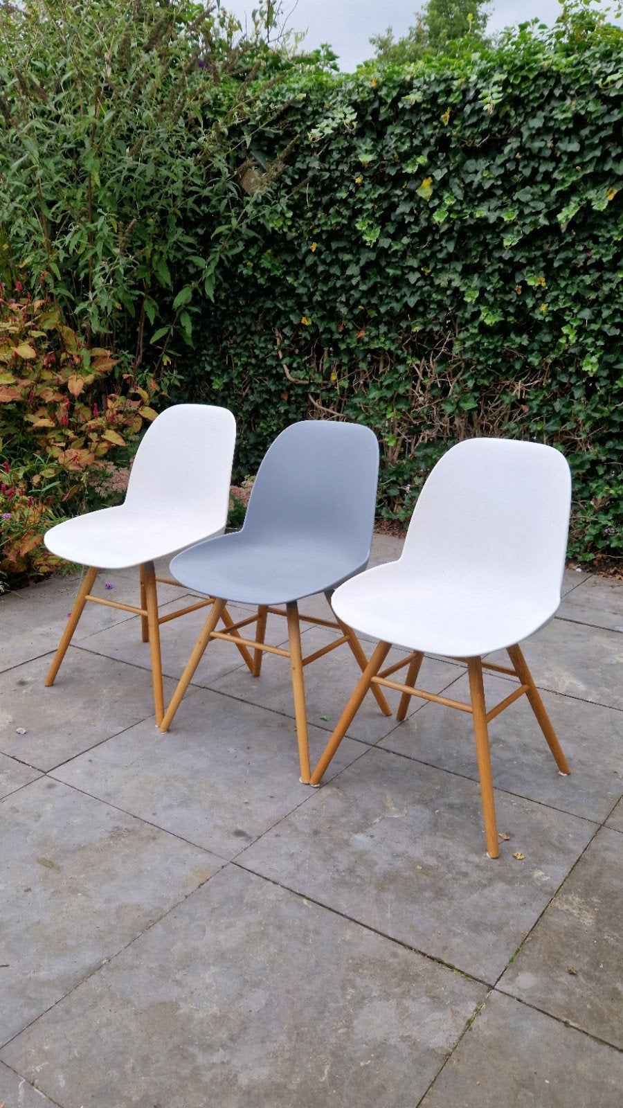 3 Zuiver Kuipstoelen - 2 wit, 1 grijs, Huis en Inrichting, Gebruikt, Drie, Wit, Ophalen
