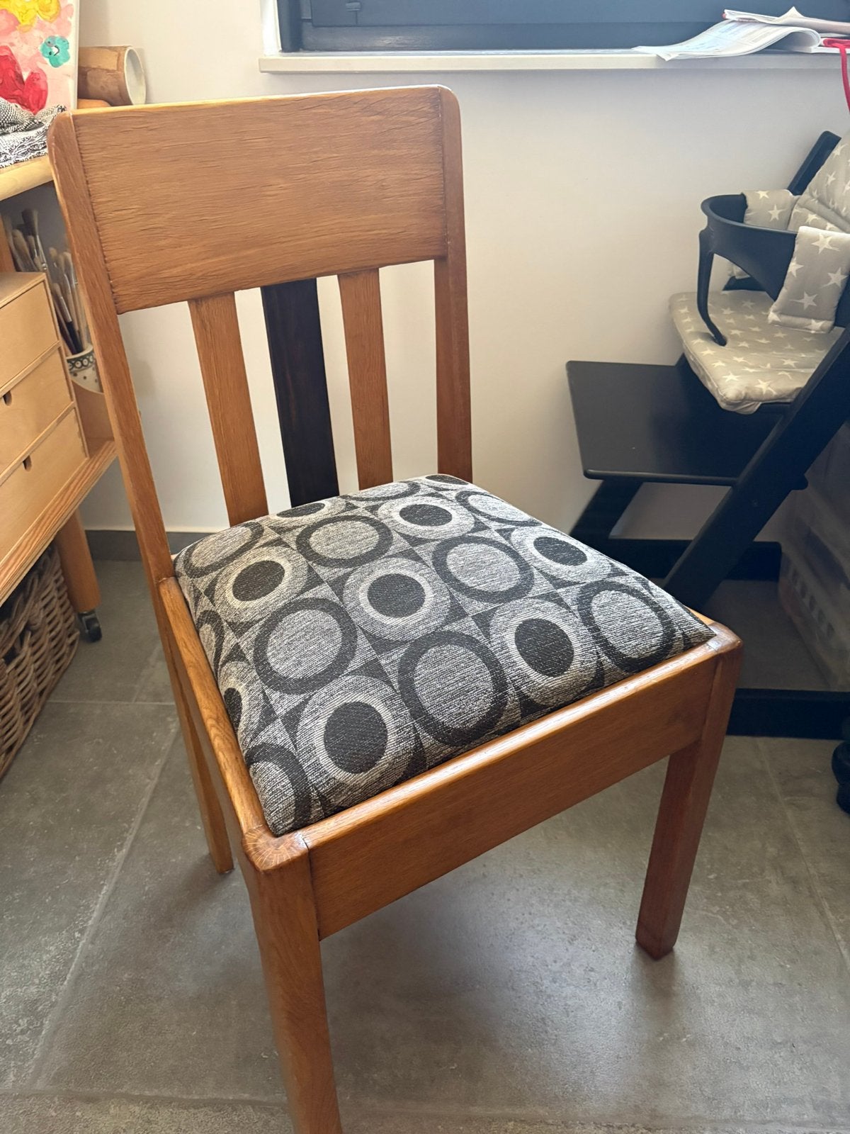 4 eethoekstoelen van eikenhout in een modernjasje, Ophalen, Zwart, Zo goed als nieuw, Vier