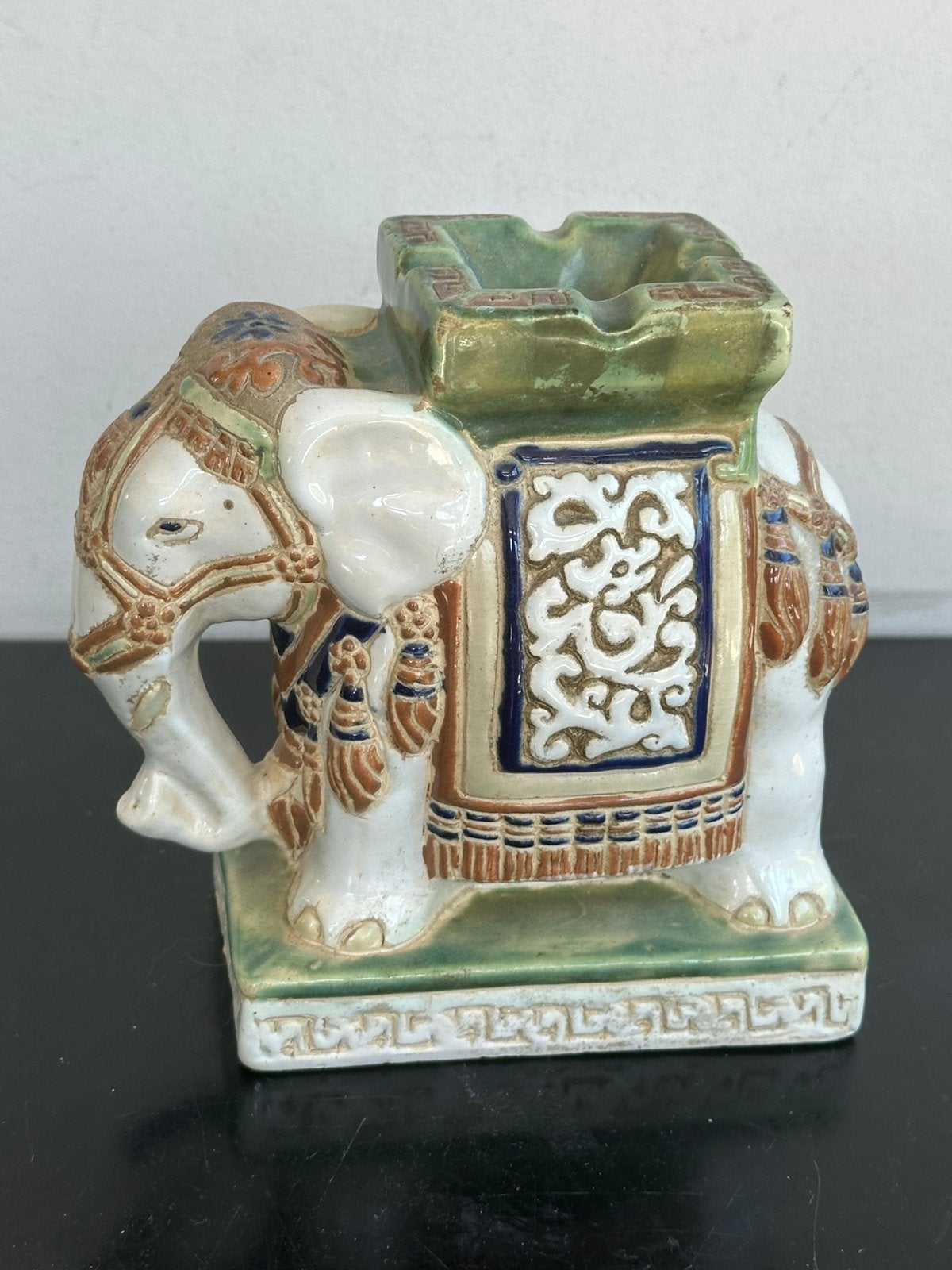 Chinees aardewerk olifant Asbak / beeld 16/14.5 cm, Antiek en Kunst, Curiosa en Brocante, Ophalen of Verzenden