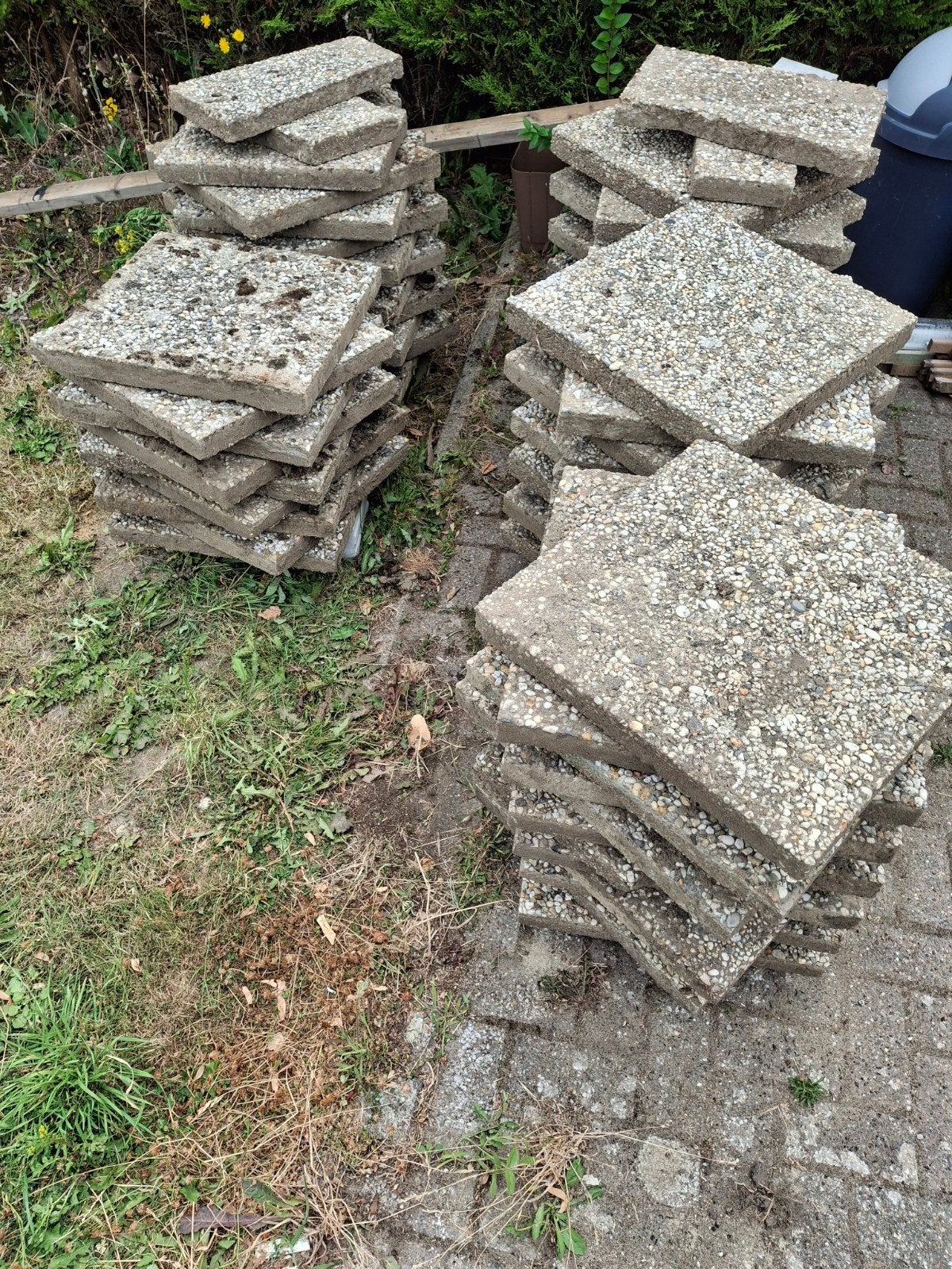 Ongeveer 75 grinttegels van 50 x 50cm en 40 x 60 cm, Ophalen, Gebruikt, Beton, Terrastegels