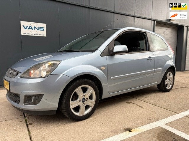 Ford Fiesta 1.3-8V Futura 3drs met 50.000km!, Auto's, 1299 cc, Stof, Zwart, 4 cilinders