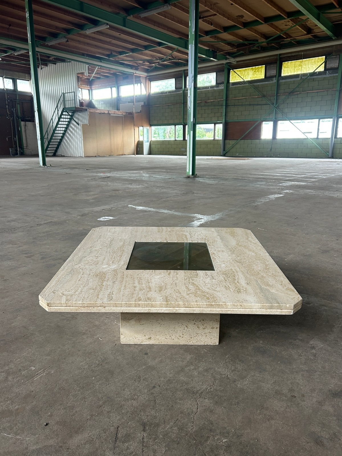 Salontafel van travertin met een geëtste messing inleg, Ophalen